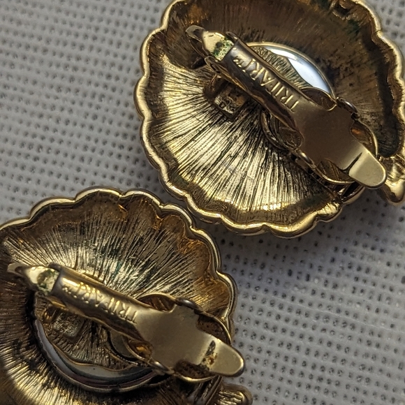 Trifari Gold Laurel Leaf Purple Cabochon Moghul Clip earrings - Picture 9 of 11